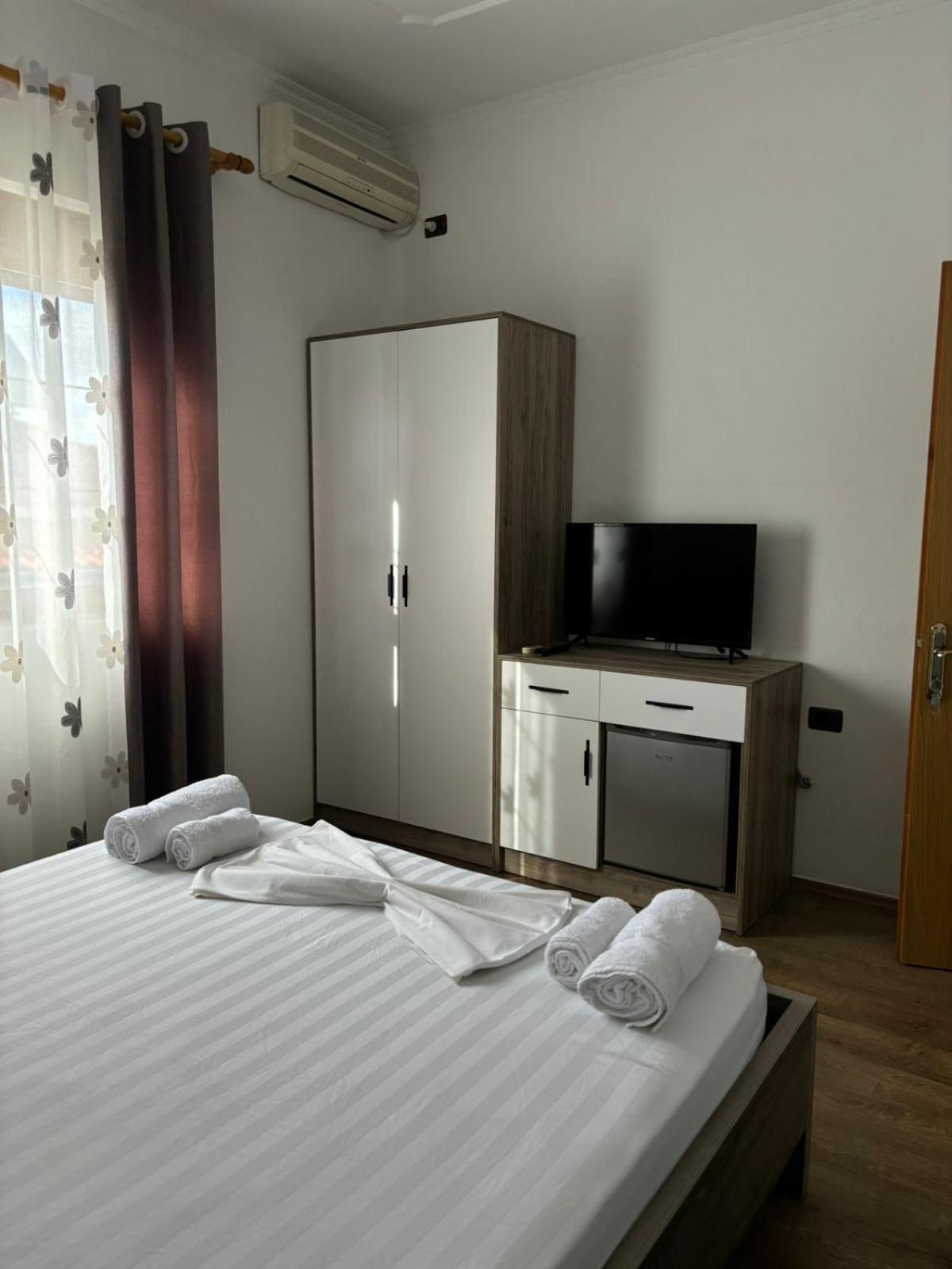 Guest House Adi Hoxha Berat Exterior foto