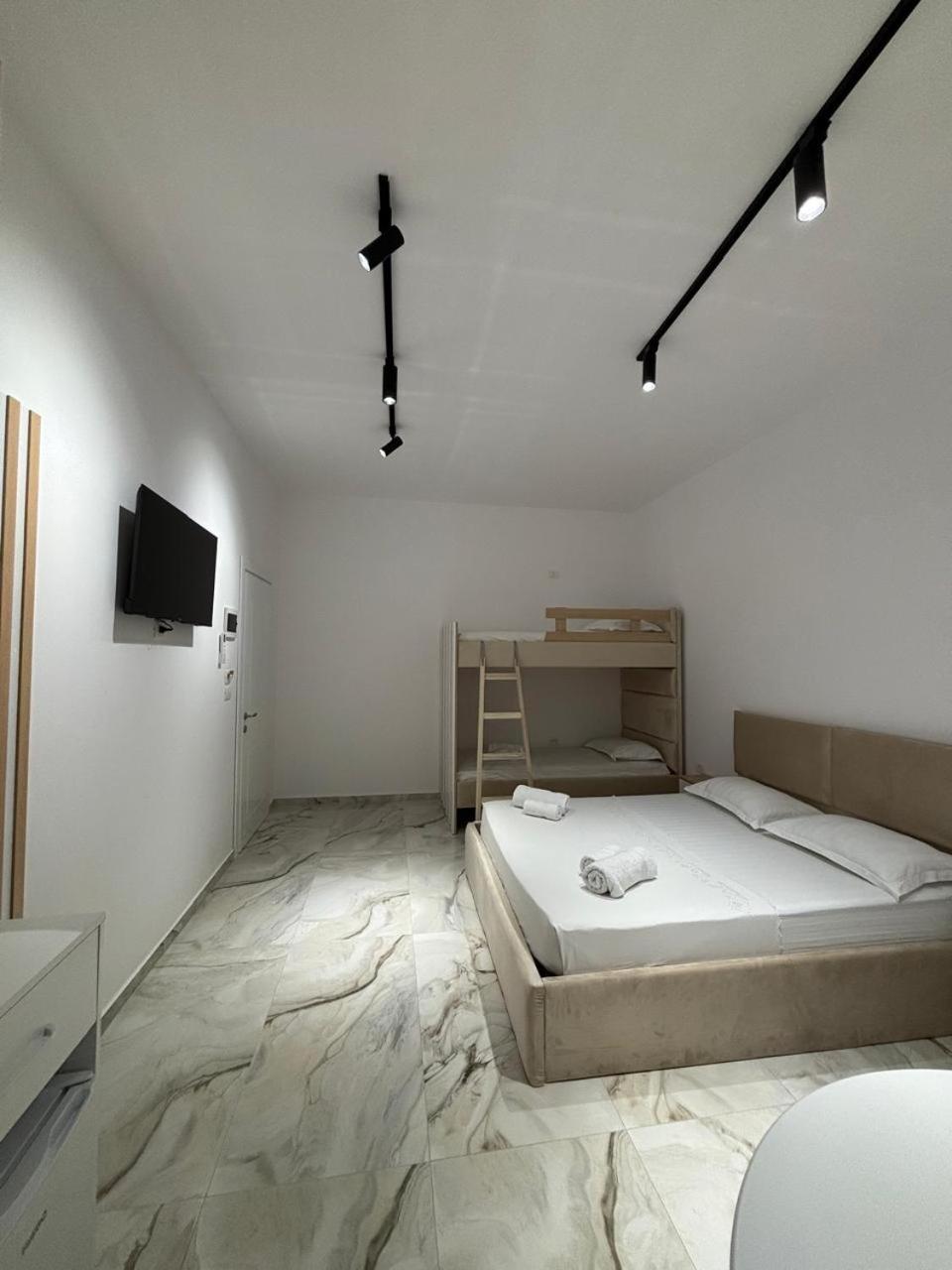 Guest House Adi Hoxha Berat Exterior foto